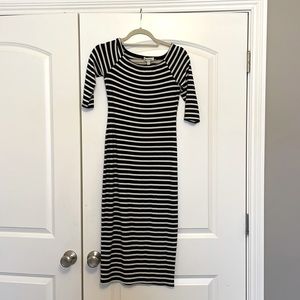Navy blue and Ivory mid length dress. I am 5ft 1 and dress is mid calf on me